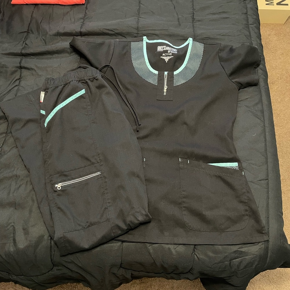 Active Greys anatomy scrubs with teal piping